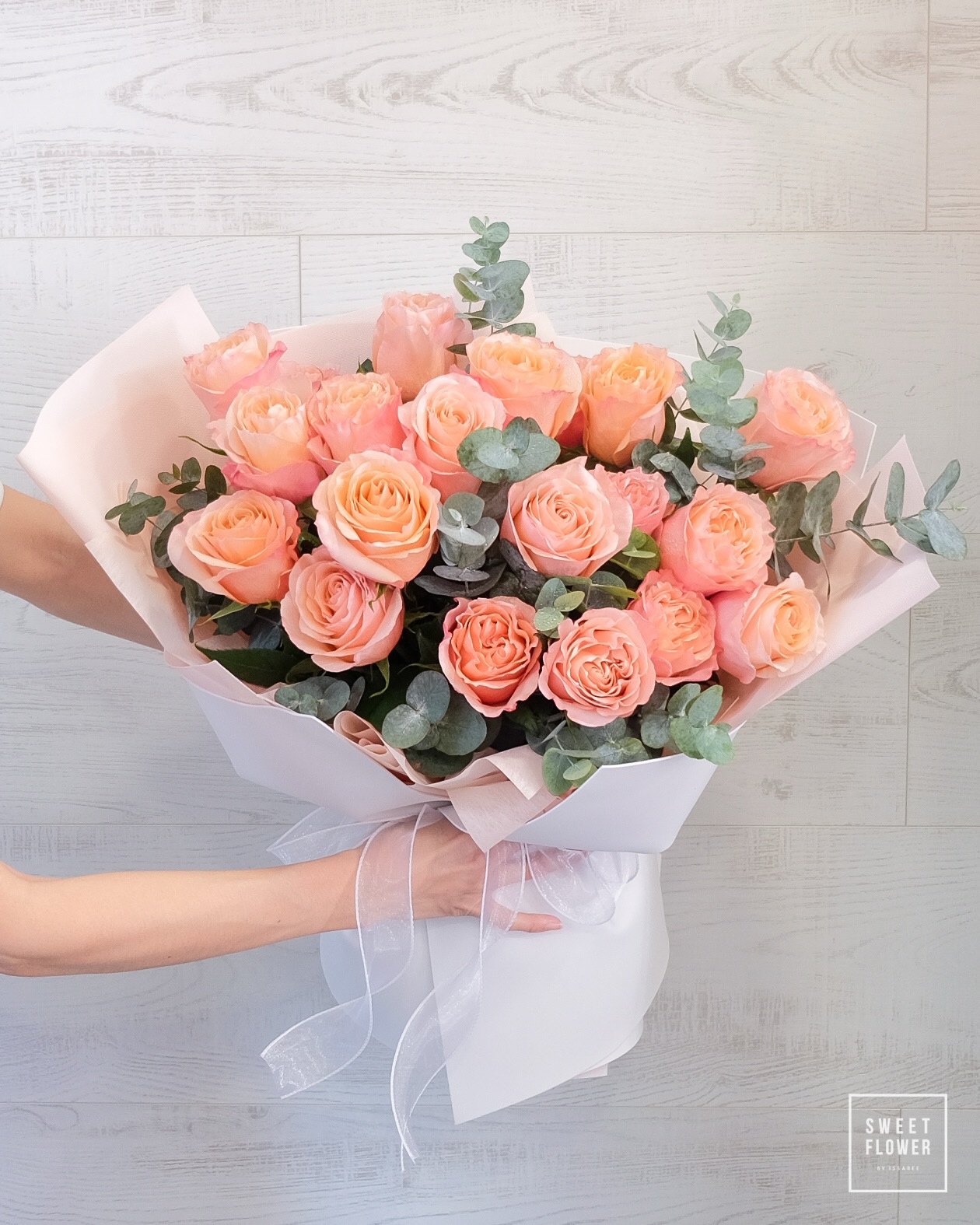 ช่อ ส้ม คลาสสิก ดอกไม้หลัก ยูคาลิปตัส/ใบไม้ กุหลาบเอกวาดอร์ — ผลงานร้านดอกไม้ Sweetflower by Issaree — ภาพที่ 1 จาก 4