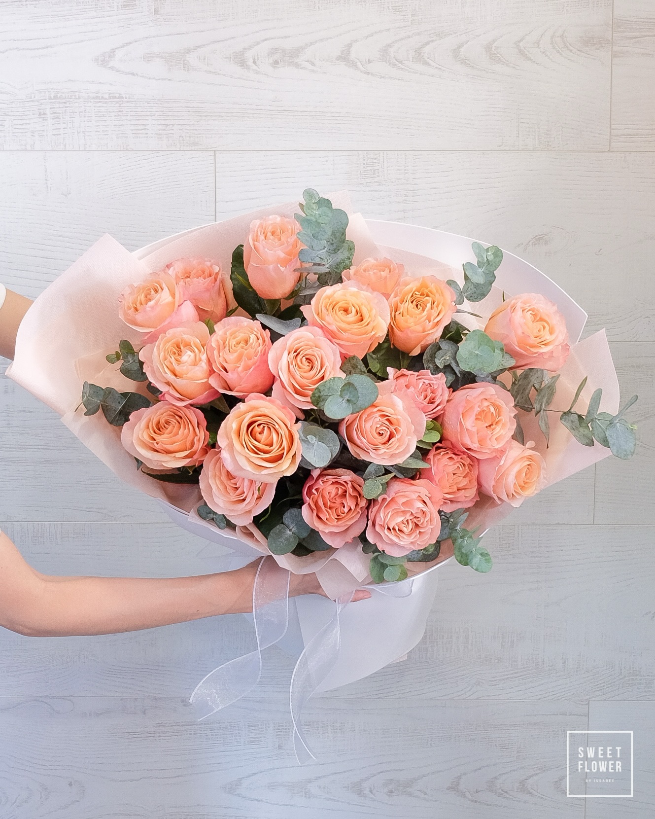 ช่อ ส้ม คลาสสิก ดอกไม้หลัก ยูคาลิปตัส/ใบไม้ กุหลาบเอกวาดอร์ — ผลงานร้านดอกไม้ Sweetflower by Issaree — ภาพที่ 2 จาก 4