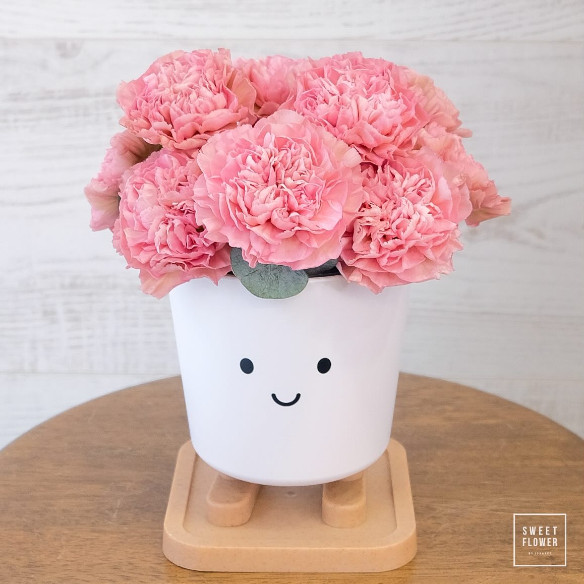 แจกัน ชมพู สดใส ดอกไม้หลัก คาร์เนชั่น — ผลงานร้านดอกไม้ Sweetflower by Issaree