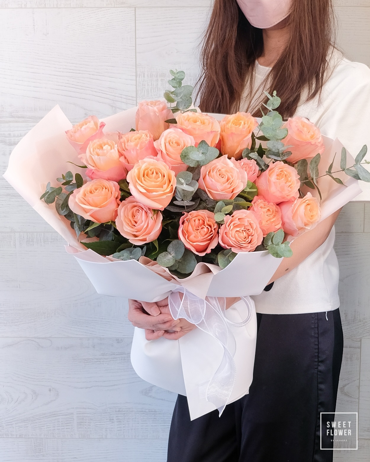 ช่อ ส้ม คลาสสิก ดอกไม้หลัก ยูคาลิปตัส/ใบไม้ กุหลาบเอกวาดอร์ — ผลงานร้านดอกไม้ Sweetflower by Issaree — ภาพที่ 4 จาก 4