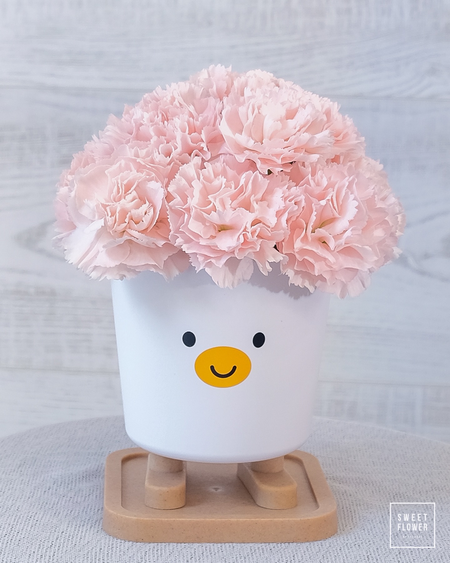 แจกัน ชมพู น่ารัก ดอกไม้หลัก คาร์เนชั่น — ผลงานร้านดอกไม้ Sweetflower by Issaree — ภาพที่ 1 จาก 1