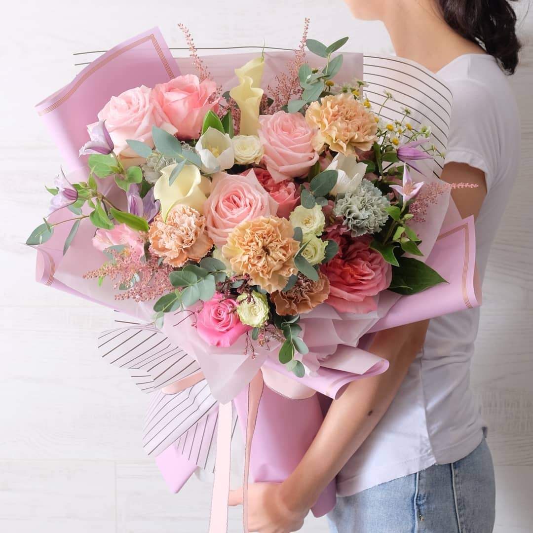 ช่อ พาสเทล หวาน ดอกไม้หลัก กุหลาบ คาร์เนชั่น ลิลลี่ — ผลงานร้านดอกไม้ Sweetflower by Issaree