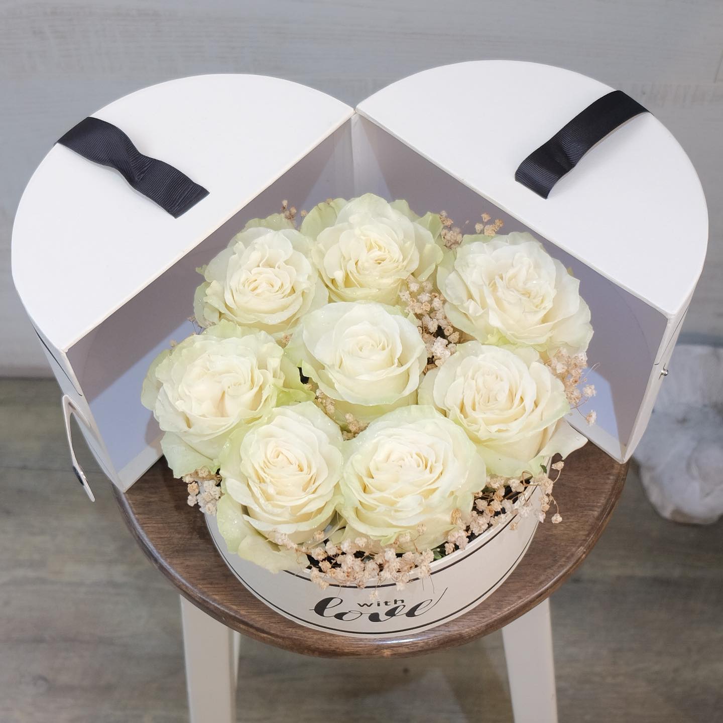 กล่อง ขาว-เขียว สดใส ดอกไม้หลัก กุหลาบ เบบี้บรีธ/ยิปโซ — ผลงานร้านดอกไม้ Sweetflower by Issaree — ภาพที่ 1 จาก 6