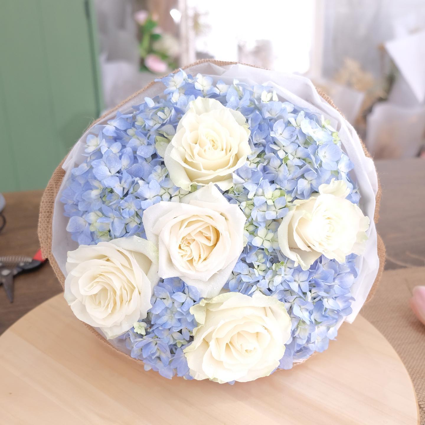 ช่อ ม่วง-ฟ้า หวาน ดอกไม้หลัก ไฮเดรนเยีย กุหลาบ — ผลงานร้านดอกไม้ Sweetflower by Issaree