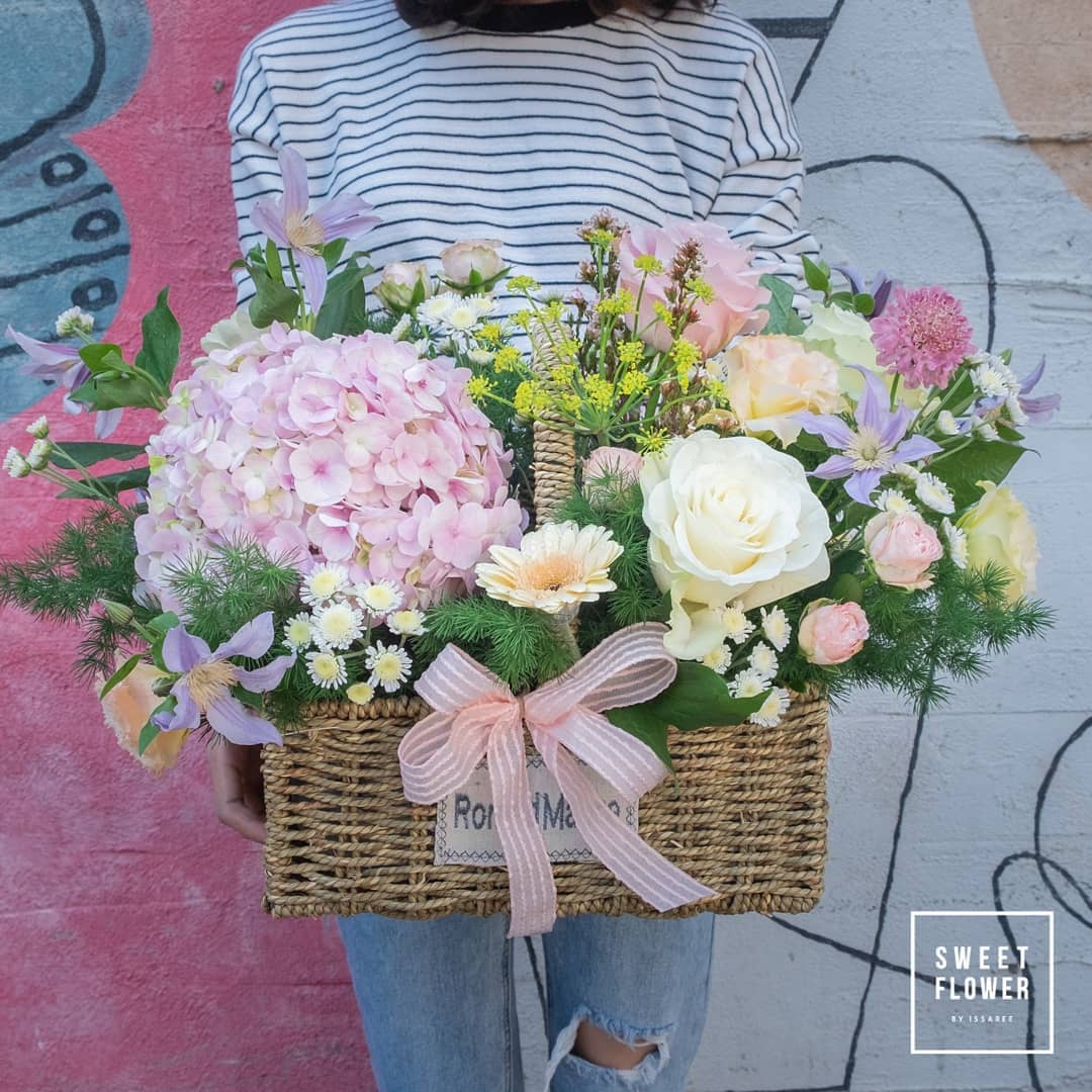 ตะกร้า พาสเทล หวาน ดอกไม้หลัก ไฮเดรนเยีย กุหลาบ คาร์เนชั่น — ผลงานร้านดอกไม้ Sweetflower by Issaree