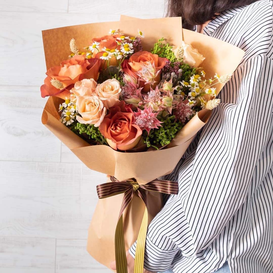 ช่อ เหลือง-ส้ม หวาน ดอกไม้หลัก กุหลาบ เดซี่/มาร์กาเร็ต คาร์เนชั่น — ผลงานร้านดอกไม้ Sweetflower by Issaree — ภาพที่ 1 จาก 2