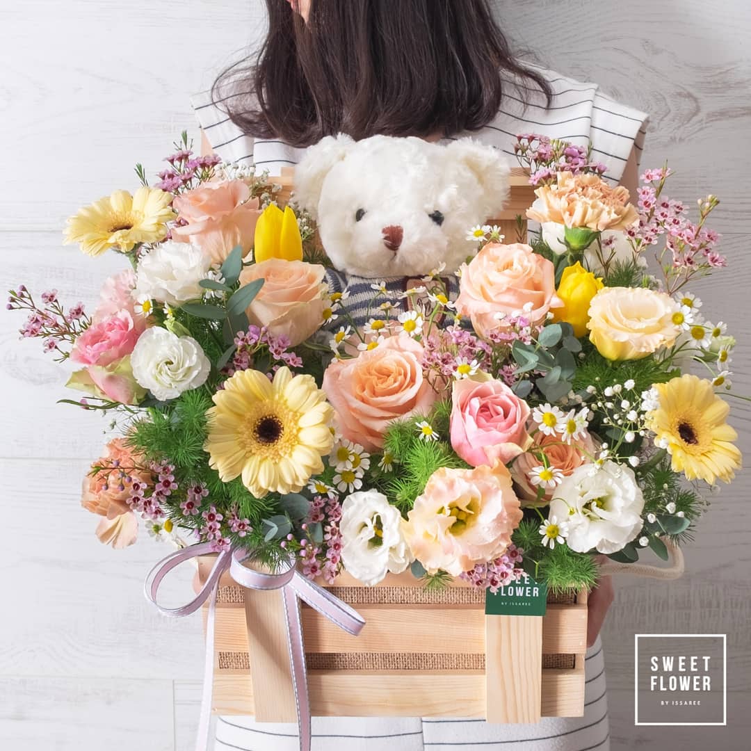 กล่อง พาสเทล สดใส ดอกไม้หลัก กุหลาบ เดซี่/มาร์กาเร็ต ทิวลิป — ผลงานร้านดอกไม้ Sweetflower by Issaree