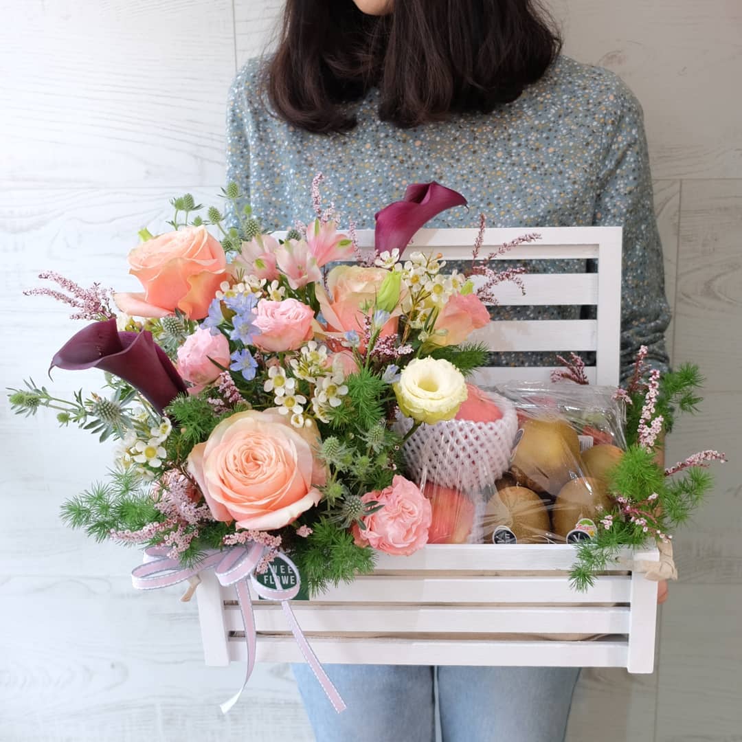 กล่อง พาสเทล หวาน ดอกไม้หลัก กุหลาบ ลิลลี่ คาร์เนชั่น — ผลงานร้านดอกไม้ Sweetflower by Issaree