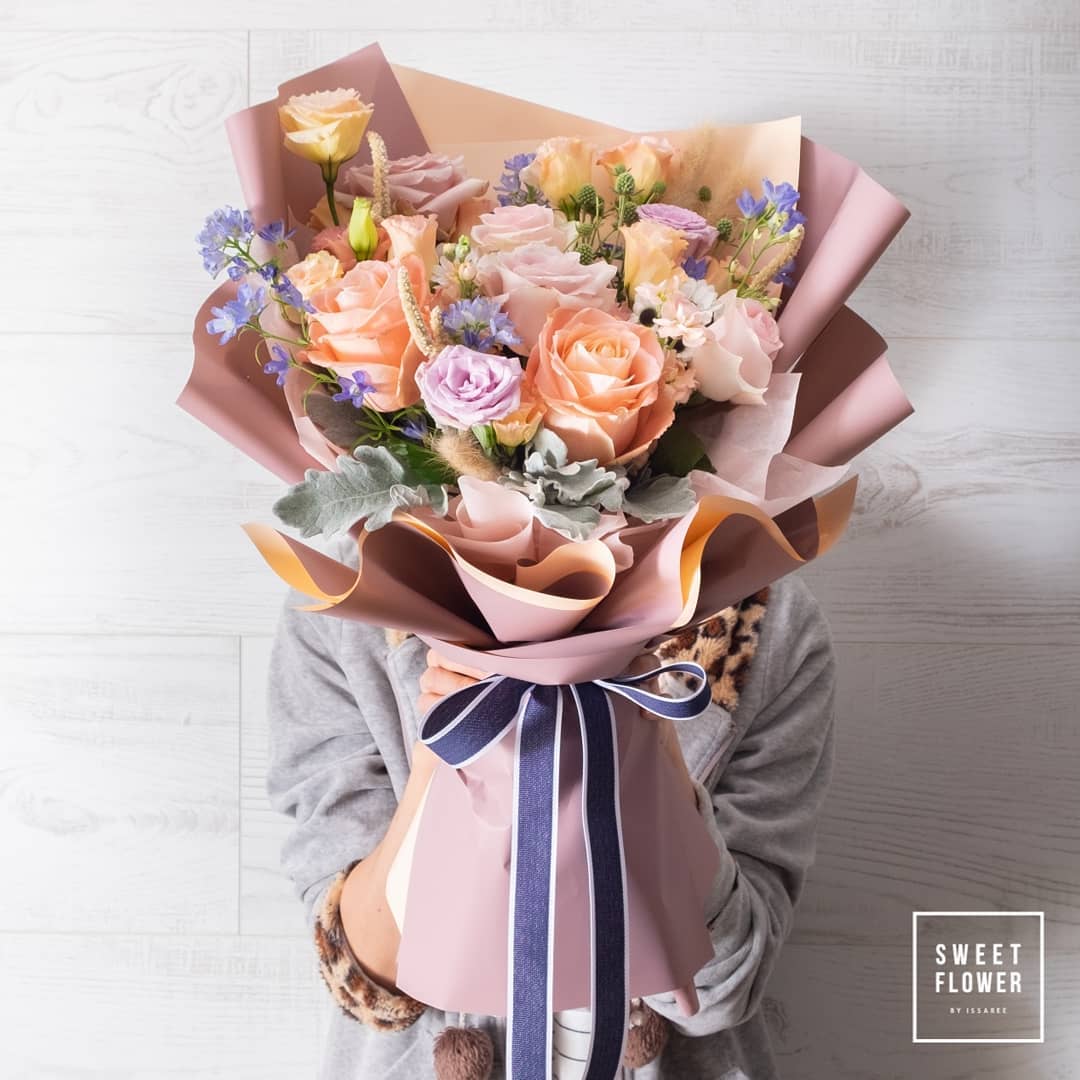 ช่อ พาสเทล หวาน ดอกไม้หลัก กุหลาบ คาร์เนชั่น เดซี่/มาร์กาเร็ต — ผลงานร้านดอกไม้ Sweetflower by Issaree