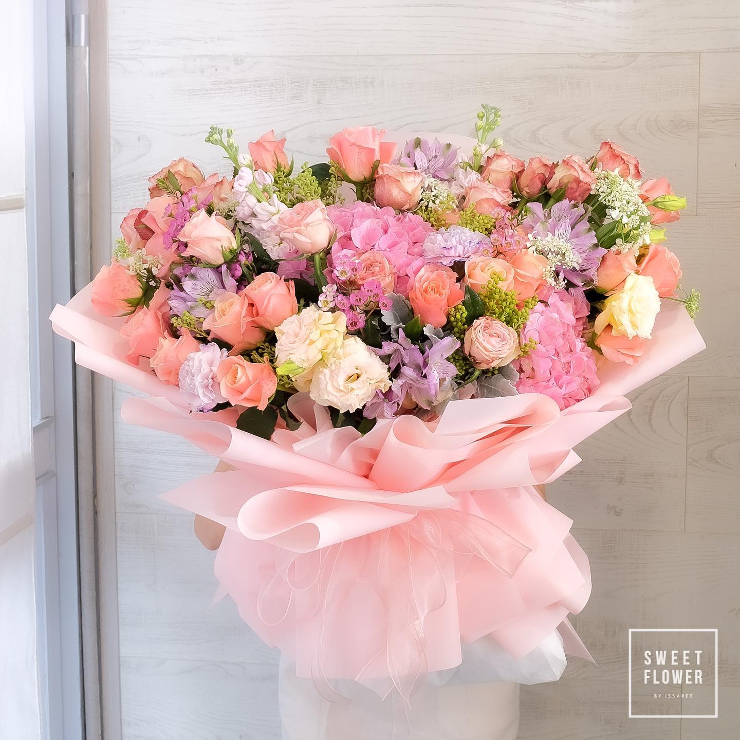 ช่อ พาสเทล หวาน ดอกไม้หลัก กุหลาบ คาร์เนชั่น ไลแซนทัส — ผลงานร้านดอกไม้ Sweetflower by Issaree — ภาพที่ 1 จาก 2