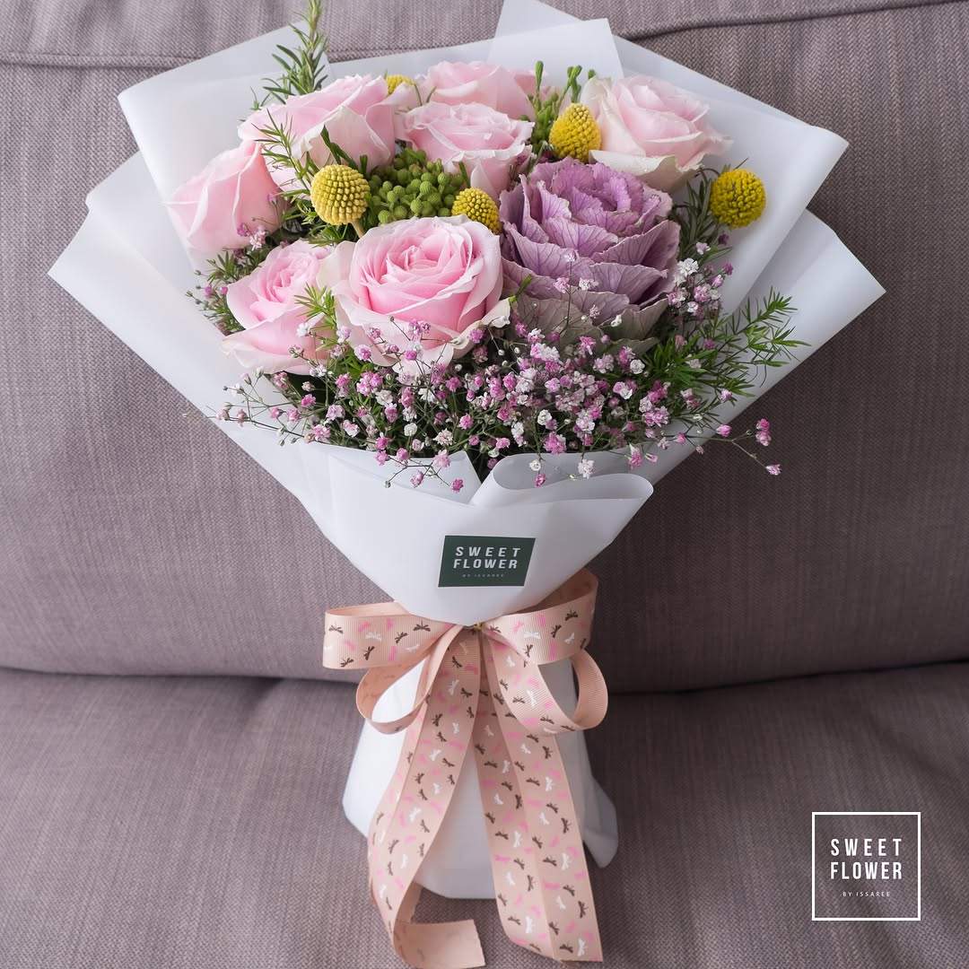 ช่อ พาสเทล หวาน ดอกไม้หลัก กุหลาบ คาร์เนชั่น เบญจมาศ/มัม — ผลงานร้านดอกไม้ Sweetflower by Issaree — ภาพที่ 1 จาก 3