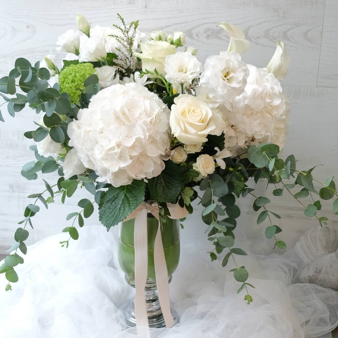 แจกัน ขาว-เขียว หวาน ดอกไม้หลัก ไฮเดรนเยีย กุหลาบ ลิลลี่ — ผลงานร้านดอกไม้ Sweetflower by Issaree