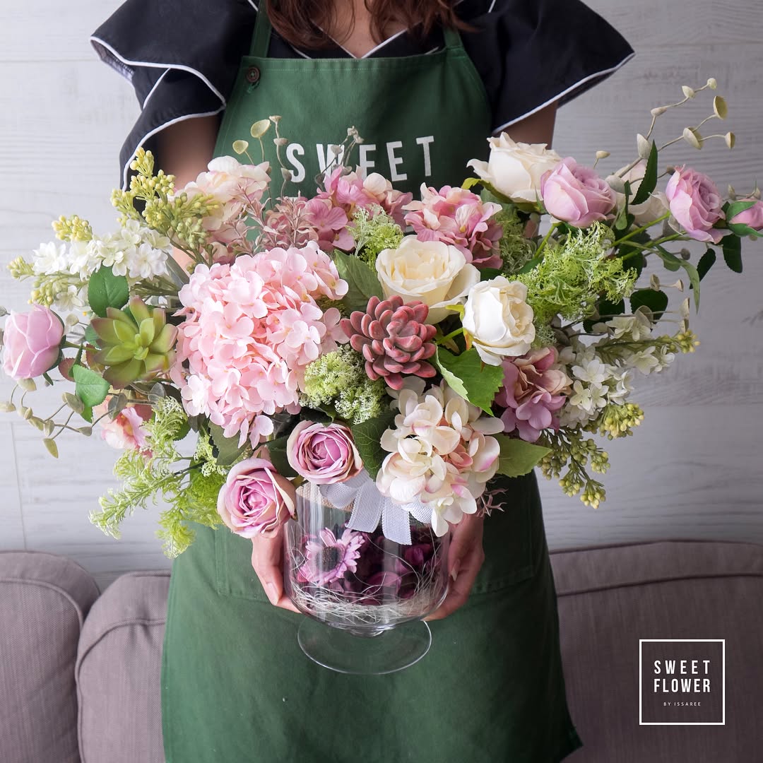 แจกัน พาสเทล หวาน ดอกไม้หลัก กุหลาบ ไฮเดรนเยีย คาร์เนชั่น — ผลงานร้านดอกไม้ Sweetflower by Issaree