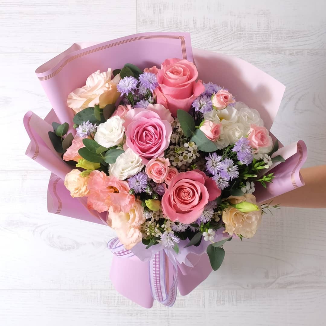ช่อ พาสเทล หวาน ดอกไม้หลัก กุหลาบ คาร์เนชั่น เบญจมาศ/มัม — ผลงานร้านดอกไม้ Sweetflower by Issaree — ภาพที่ 1 จาก 2