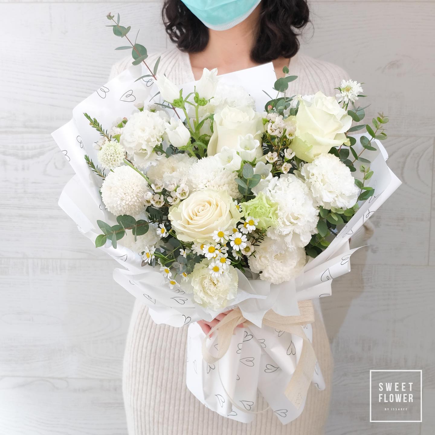 ช่อ ขาว-เขียว หวาน ดอกไม้หลัก กุหลาบ คาร์เนชั่น เดซี่/มาร์กาเร็ต — ผลงานร้านดอกไม้ Sweetflower by Issaree — ภาพที่ 1 จาก 4