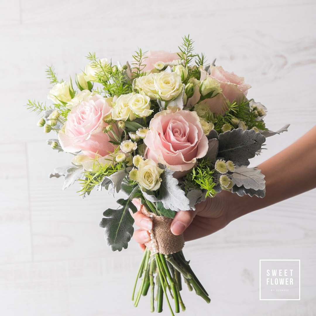 ช่อ พาสเทล หวาน ดอกไม้หลัก กุหลาบ คาร์เนชั่น — ผลงานร้านดอกไม้ Sweetflower by Issaree — ภาพที่ 1 จาก 3