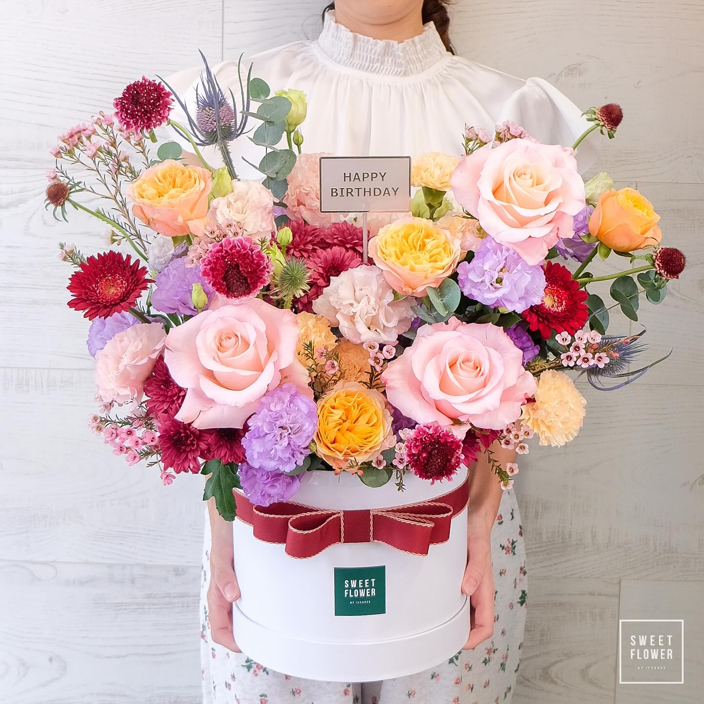 กล่อง หลากสี ดอกไม้หลัก กุหลาบ คาร์เนชั่น เบญจมาศ/มัม — ผลงานร้านดอกไม้ Sweetflower by Issaree