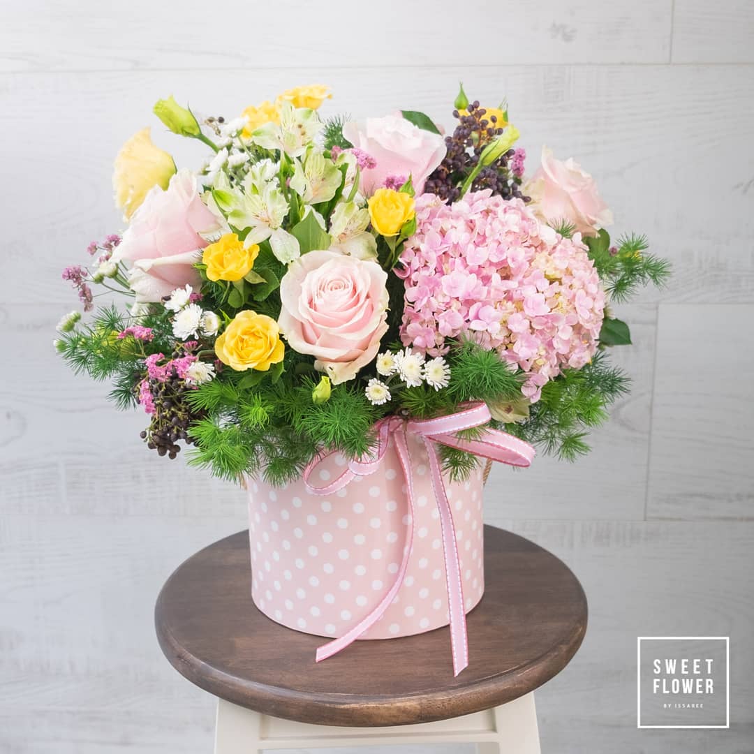 กล่อง พาสเทล หวาน ดอกไม้หลัก กุหลาบ ไฮเดรนเยีย คาร์เนชั่น — ผลงานร้านดอกไม้ Sweetflower by Issaree