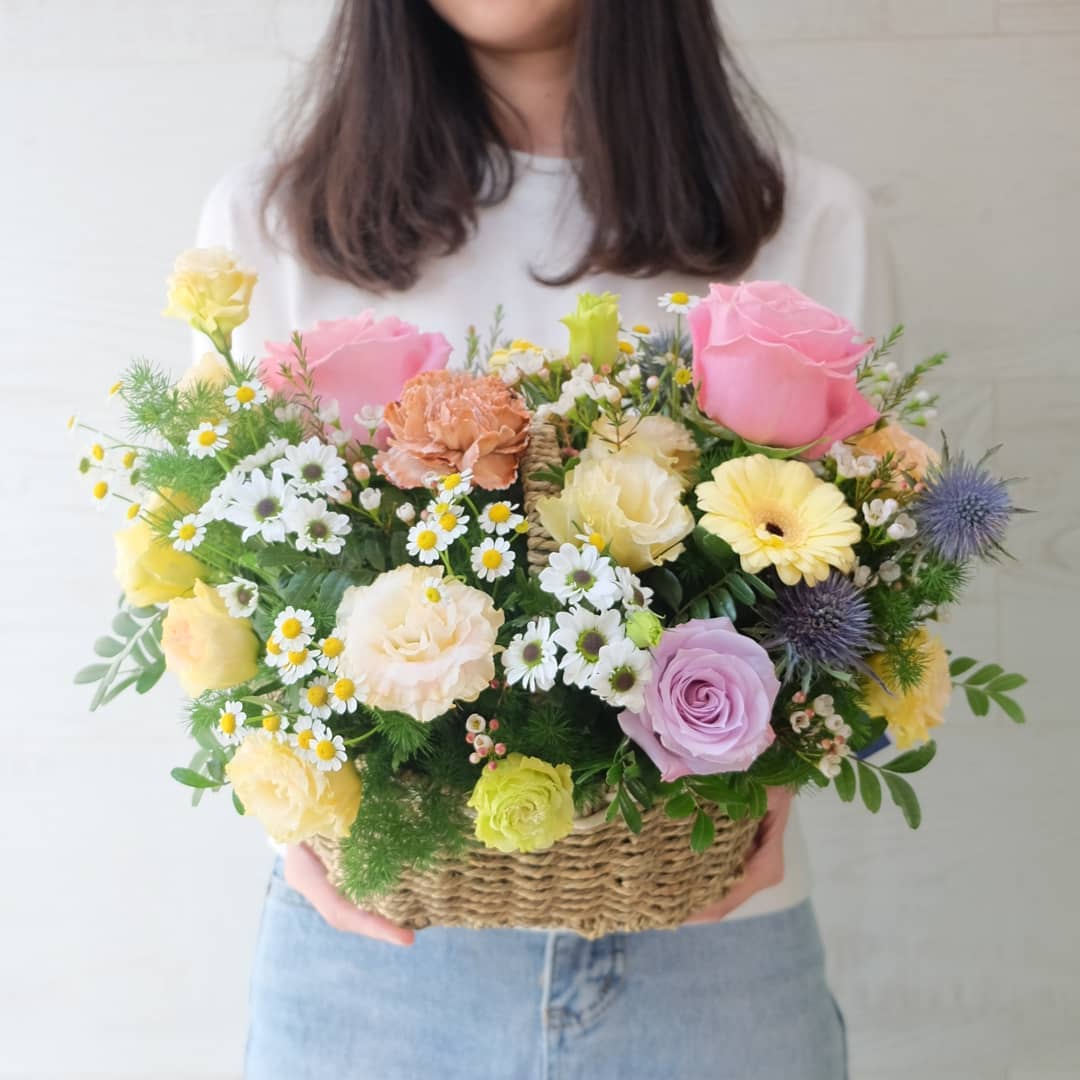 ตะกร้า หลากสี หวาน ดอกไม้หลัก กุหลาบ เดซี่/มาร์กาเร็ต คาร์เนชั่น — ผลงานร้านดอกไม้ Sweetflower by Issaree