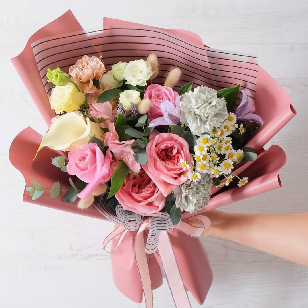 ช่อ พาสเทล หวาน ดอกไม้หลัก กุหลาบ คาร์เนชั่น เดซี่/มาร์กาเร็ต — ผลงานร้านดอกไม้ Sweetflower by Issaree