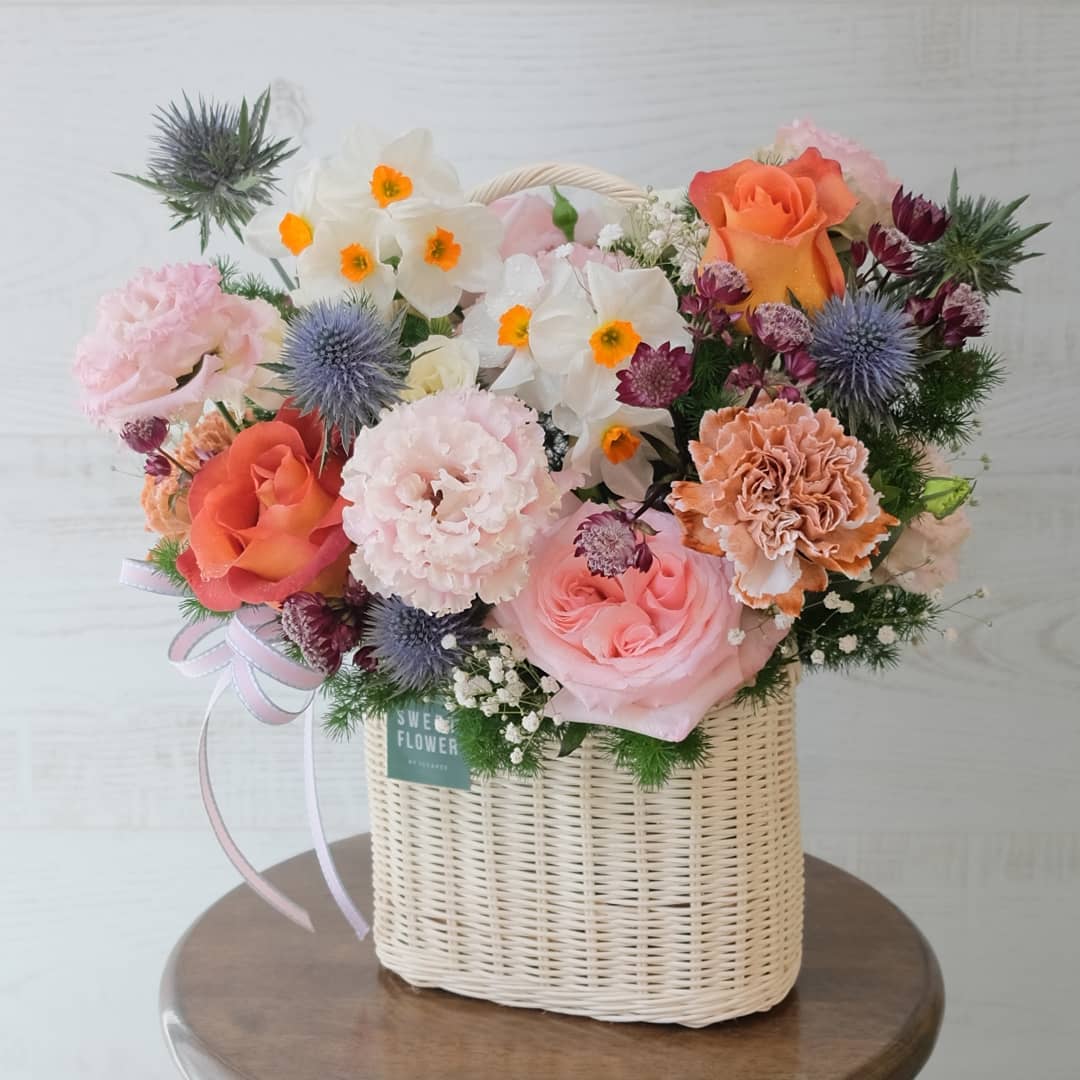 ตะกร้า หลากสี หวาน ดอกไม้หลัก กุหลาบ พีโอนี่ คาร์เนชั่น — ผลงานร้านดอกไม้ Sweetflower by Issaree