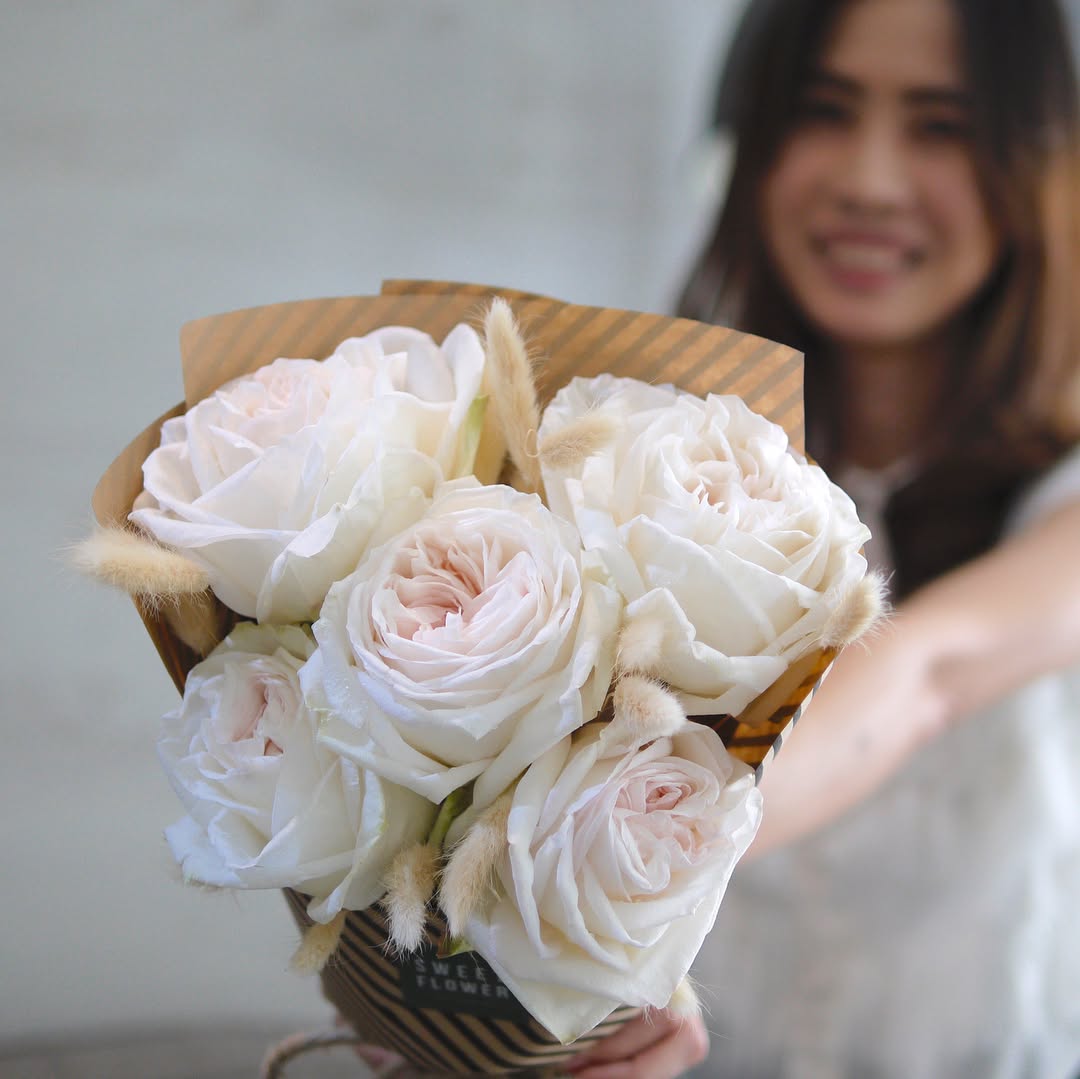 ช่อ พาสเทล หวาน ดอกไม้หลัก กุหลาบ — ผลงานร้านดอกไม้ Sweetflower by Issaree — ภาพที่ 1 จาก 3