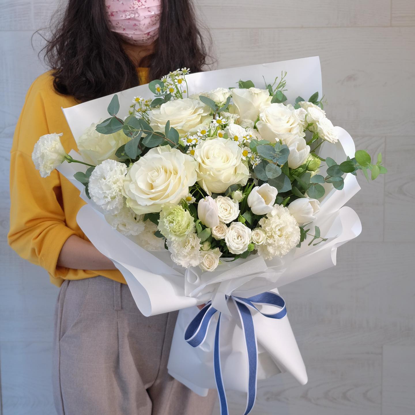 ช่อ ขาว-เขียว หวาน ดอกไม้หลัก กุหลาบ คาร์เนชั่น เดซี่/มาร์กาเร็ต — ผลงานร้านดอกไม้ Sweetflower by Issaree