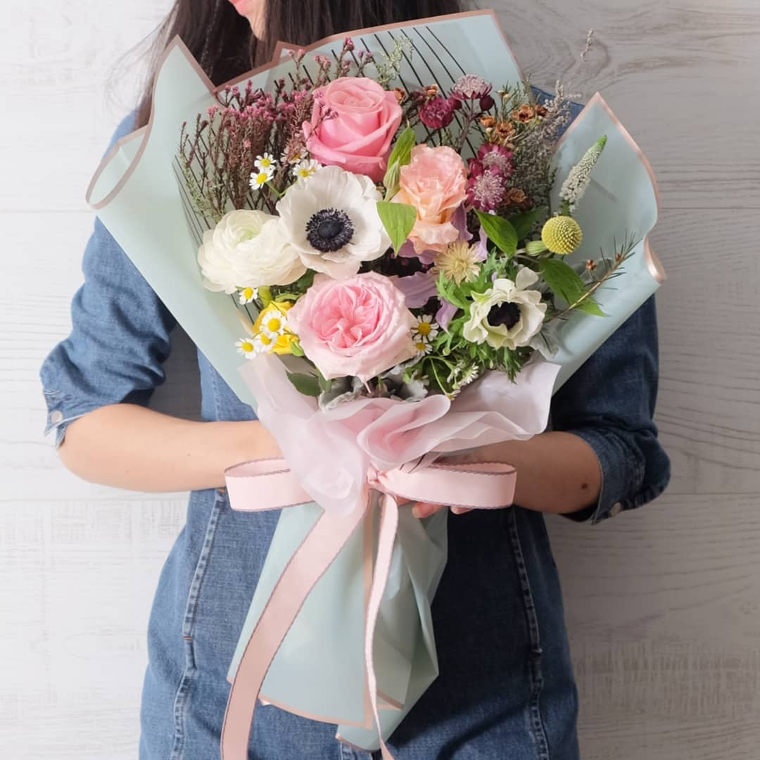 ช่อ พาสเทล หวาน ดอกไม้หลัก กุหลาบ เดซี่/มาร์กาเร็ต คาร์เนชั่น — ผลงานร้านดอกไม้ Sweetflower by Issaree