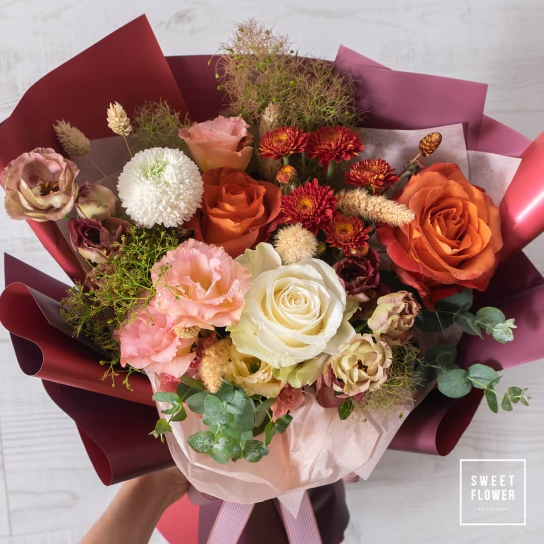 ช่อ หลากสี หวาน ดอกไม้หลัก กุหลาบ คาร์เนชั่น เบญจมาศ/มัม — ผลงานร้านดอกไม้ Sweetflower by Issaree — ภาพที่ 1 จาก 2