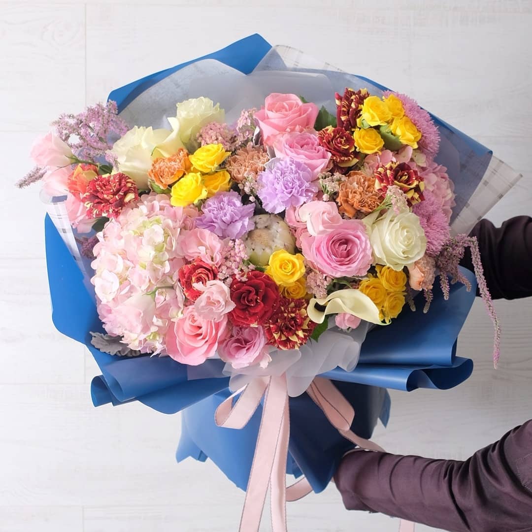 ช่อ หลากสี หวาน ดอกไม้หลัก กุหลาบ คาร์เนชั่น ไฮเดรนเยีย — ผลงานร้านดอกไม้ Sweetflower by Issaree — ภาพที่ 1 จาก 4