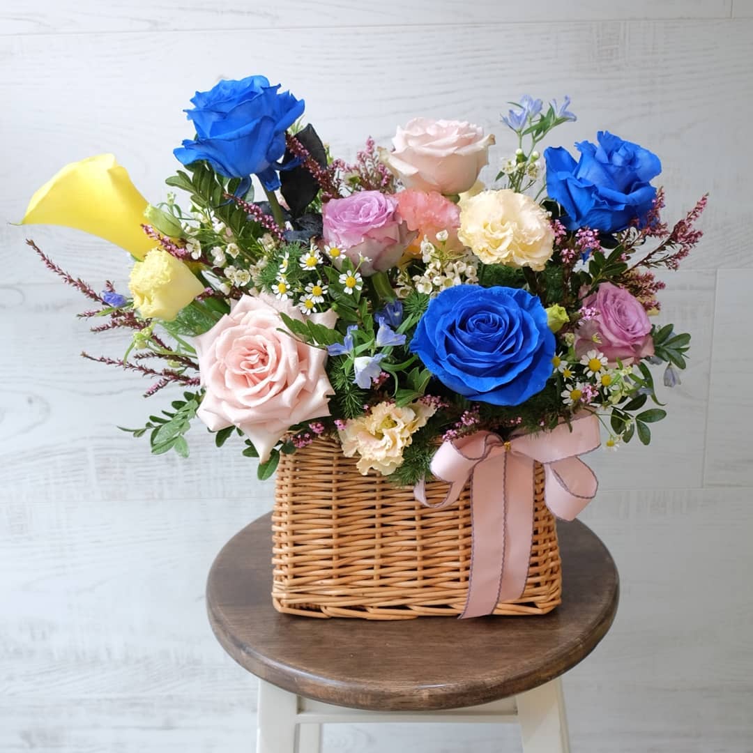 ตะกร้า หลากสี หวาน ดอกไม้หลัก กุหลาบ คาร์เนชั่น เดซี่/มาร์กาเร็ต — ผลงานร้านดอกไม้ Sweetflower by Issaree — ภาพที่ 1 จาก 4