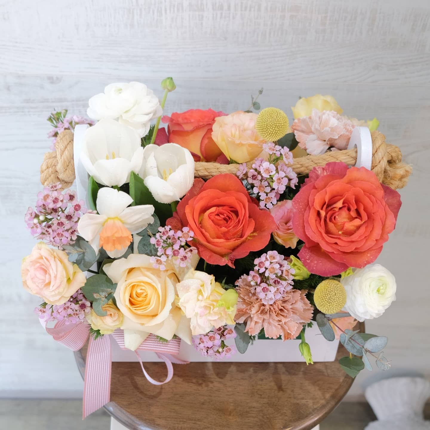กล่อง หลากสี หวาน ดอกไม้หลัก กุหลาบ ทิวลิป คาร์เนชั่น — ผลงานร้านดอกไม้ Sweetflower by Issaree