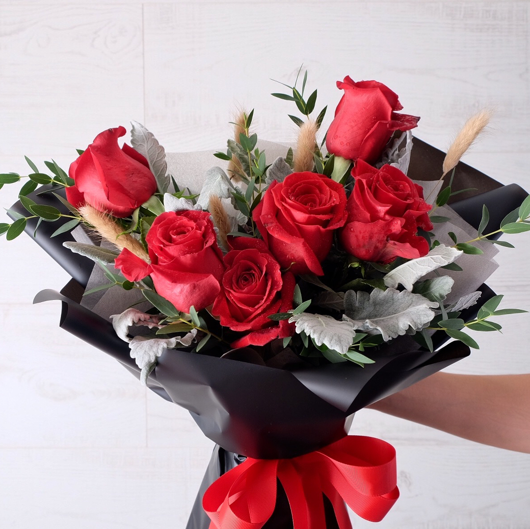 ช่อ แดงโรแมนติก คลาสสิก ดอกไม้หลัก กุหลาบ ยูคาลิปตัส/ใบไม้ — ผลงานร้านดอกไม้ Sweetflower by Issaree — ภาพที่ 1 จาก 3