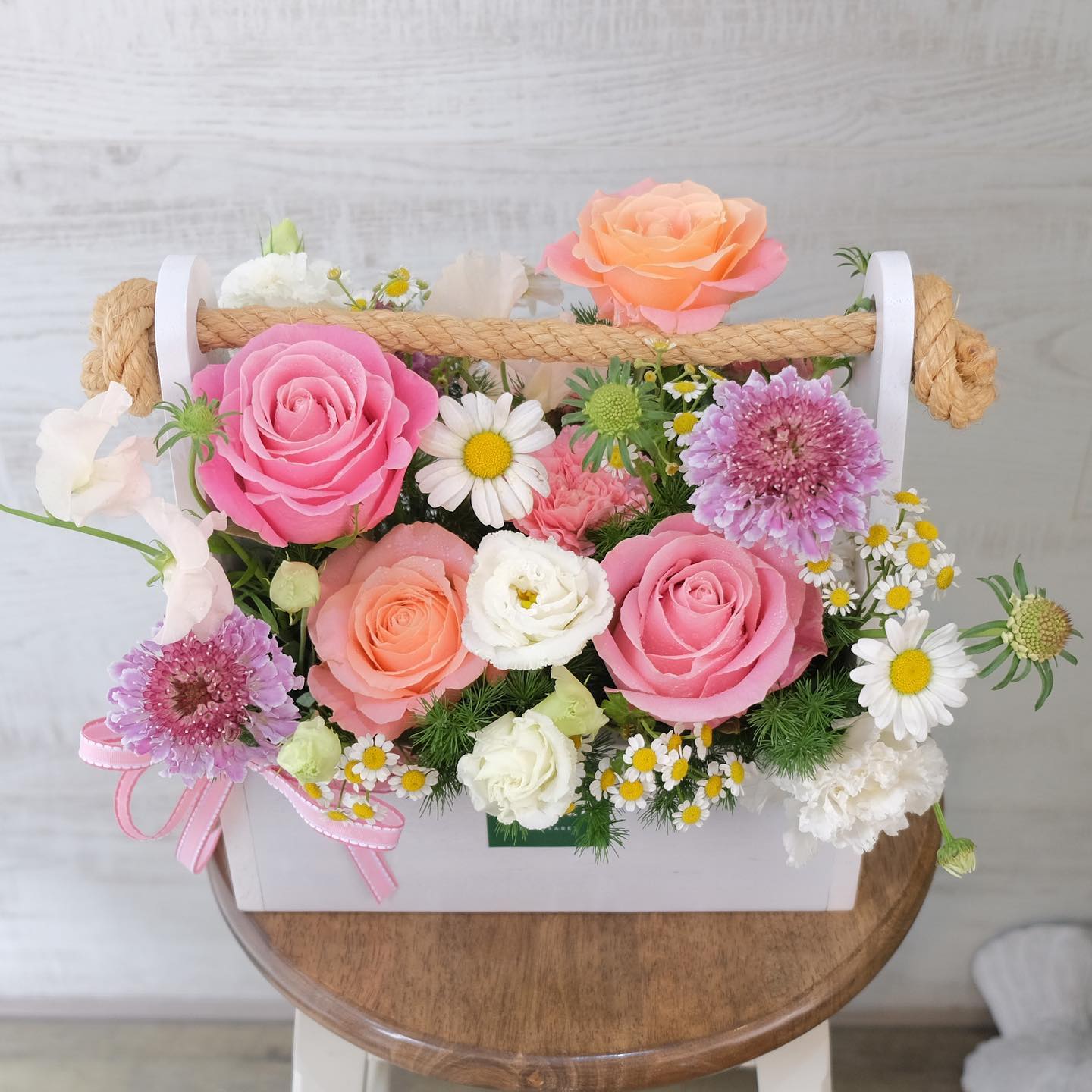 กล่อง หลากสี หวาน ดอกไม้หลัก กุหลาบ คาร์เนชั่น เบญจมาศ/มัม — ผลงานร้านดอกไม้ Sweetflower by Issaree — ภาพที่ 1 จาก 4
