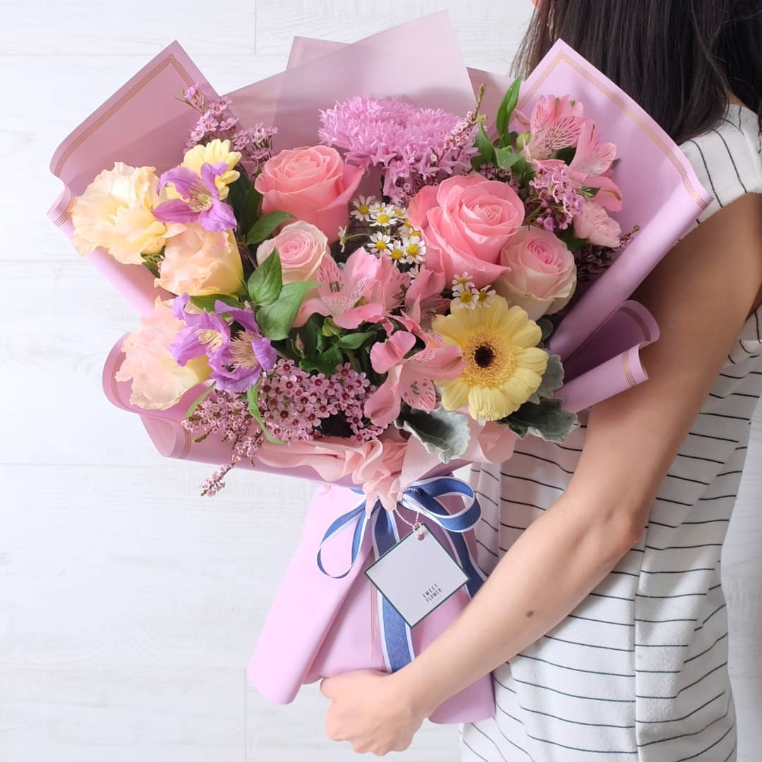 ช่อ พาสเทล หวาน ดอกไม้หลัก กุหลาบ คาร์เนชั่น เดซี่/มาร์กาเร็ต — ผลงานร้านดอกไม้ Sweetflower by Issaree — ภาพที่ 1 จาก 4