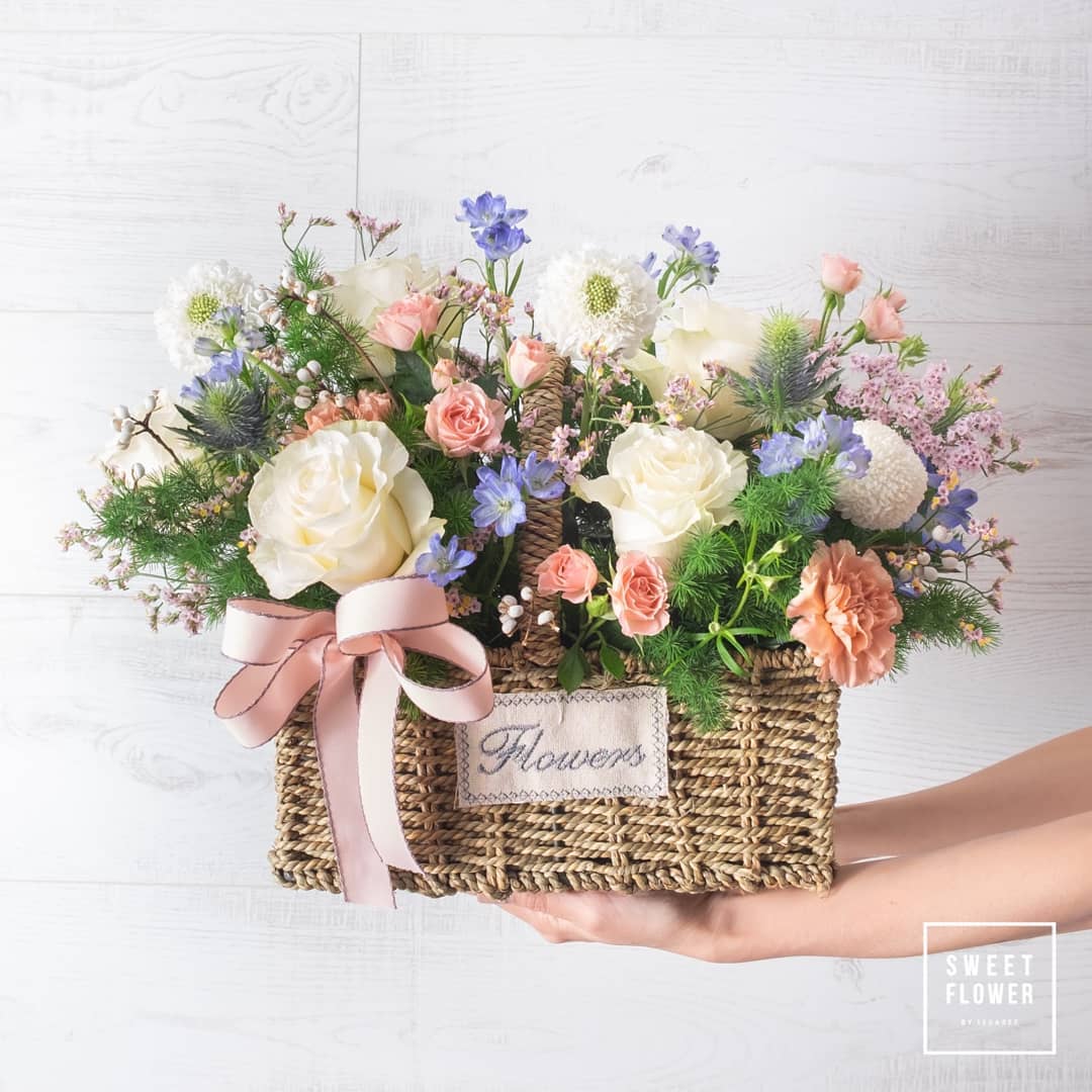 ตะกร้า หลากสี หวาน ดอกไม้หลัก กุหลาบ คาร์เนชั่น เบญจมาศ/มัม — ผลงานร้านดอกไม้ Sweetflower by Issaree — ภาพที่ 1 จาก 4