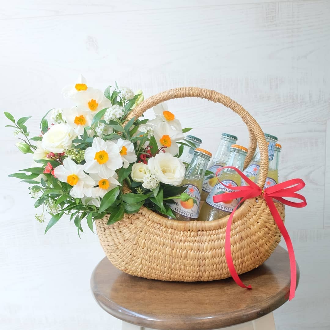 ตะกร้า ขาว-เขียว หวาน ดอกไม้หลัก เดซี่/มาร์กาเร็ต กุหลาบ คาร์เนชั่น — ผลงานร้านดอกไม้ Sweetflower by Issaree