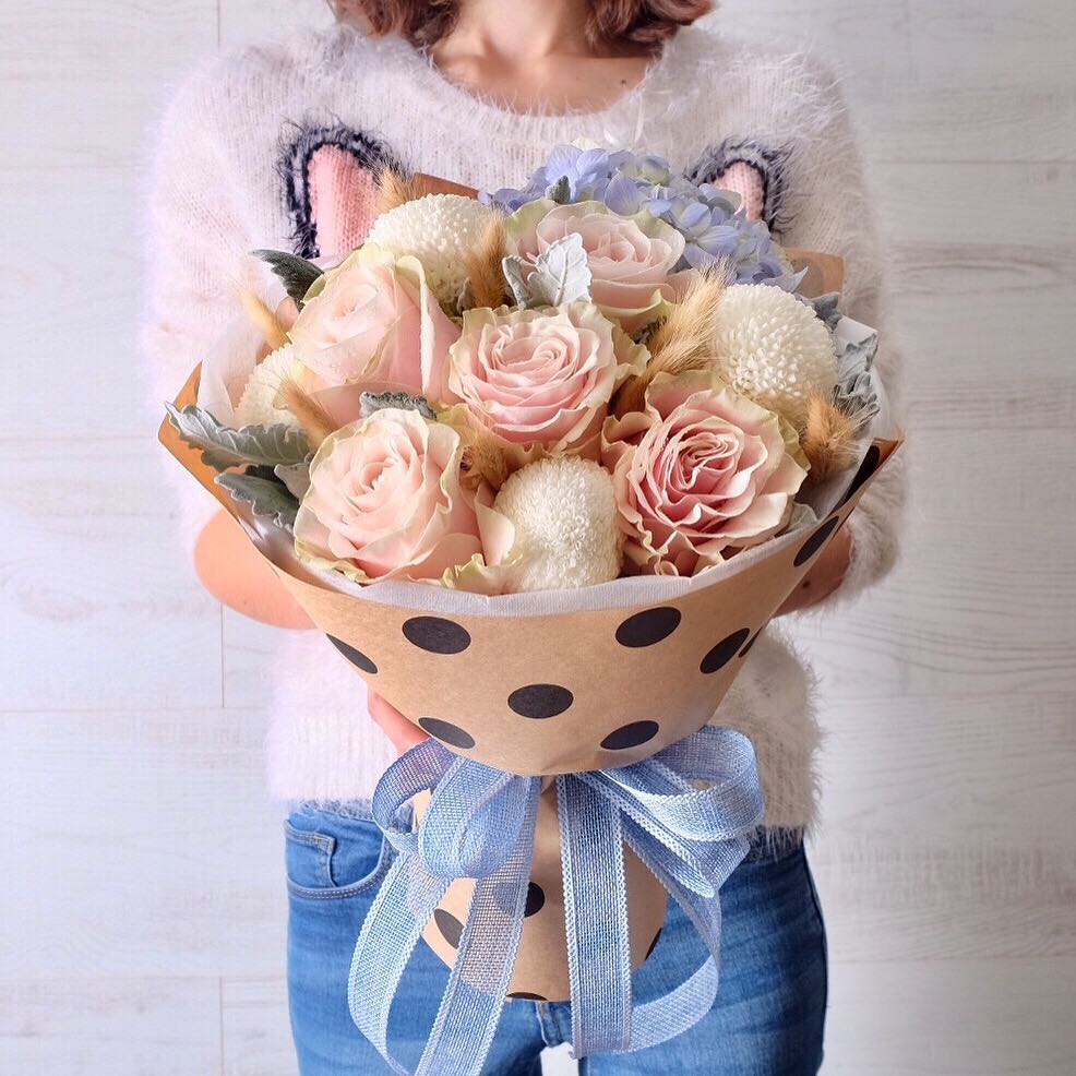 กล่อง พาสเทล สดใส ดอกไม้หลัก กุหลาบ คาร์เนชั่น ไฮเดรนเยีย — ผลงานร้านดอกไม้ Sweetflower by Issaree — ภาพที่ 1 จาก 1