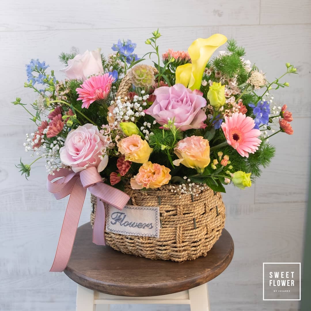 ตะกร้า หลากสี หวาน ดอกไม้หลัก กุหลาบ คาร์เนชั่น ลิลลี่ — ผลงานร้านดอกไม้ Sweetflower by Issaree — ภาพที่ 1 จาก 4