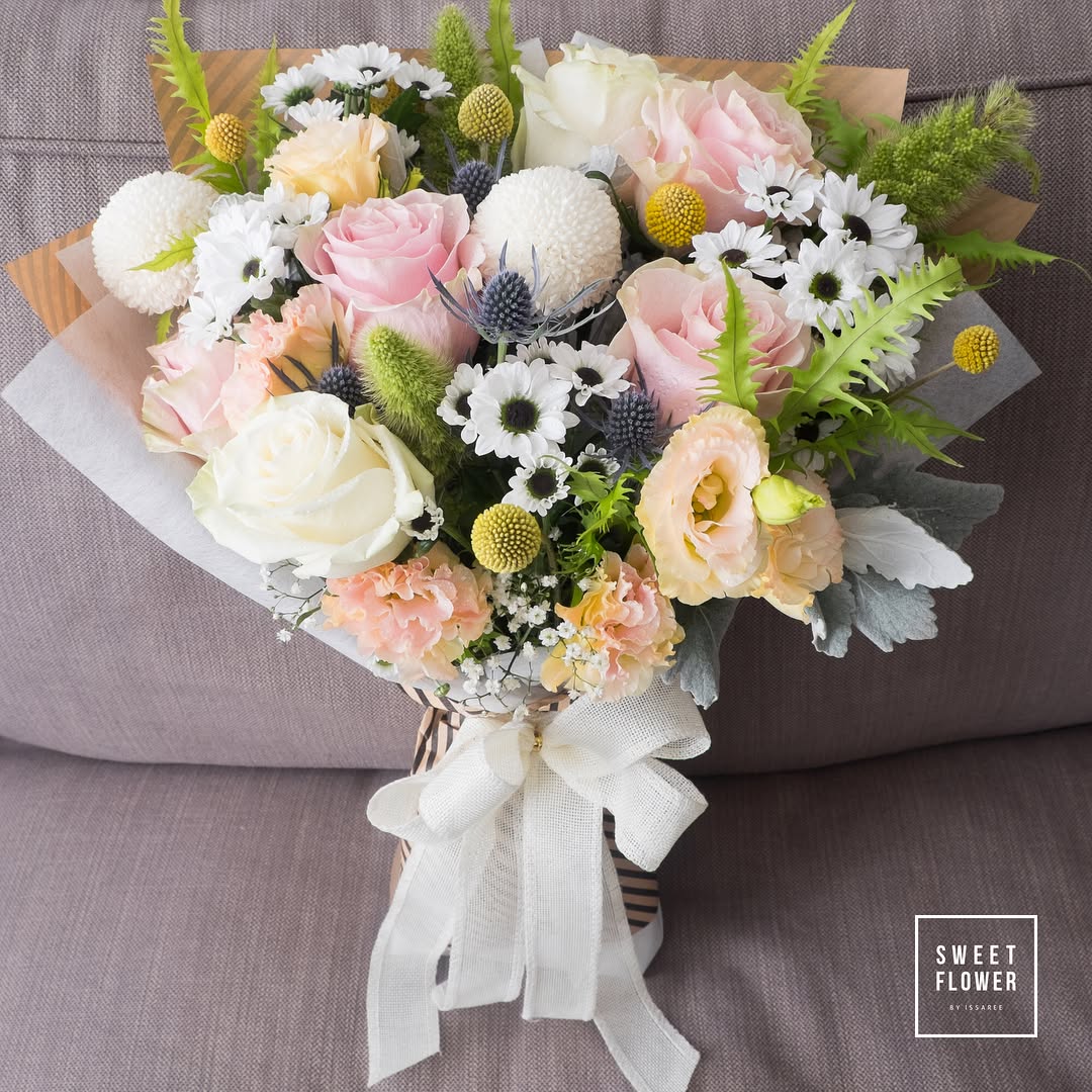 ช่อ พาสเทล หวาน ดอกไม้หลัก กุหลาบ เบญจมาศ/มัม คาร์เนชั่น — ผลงานร้านดอกไม้ Sweetflower by Issaree — ภาพที่ 1 จาก 3