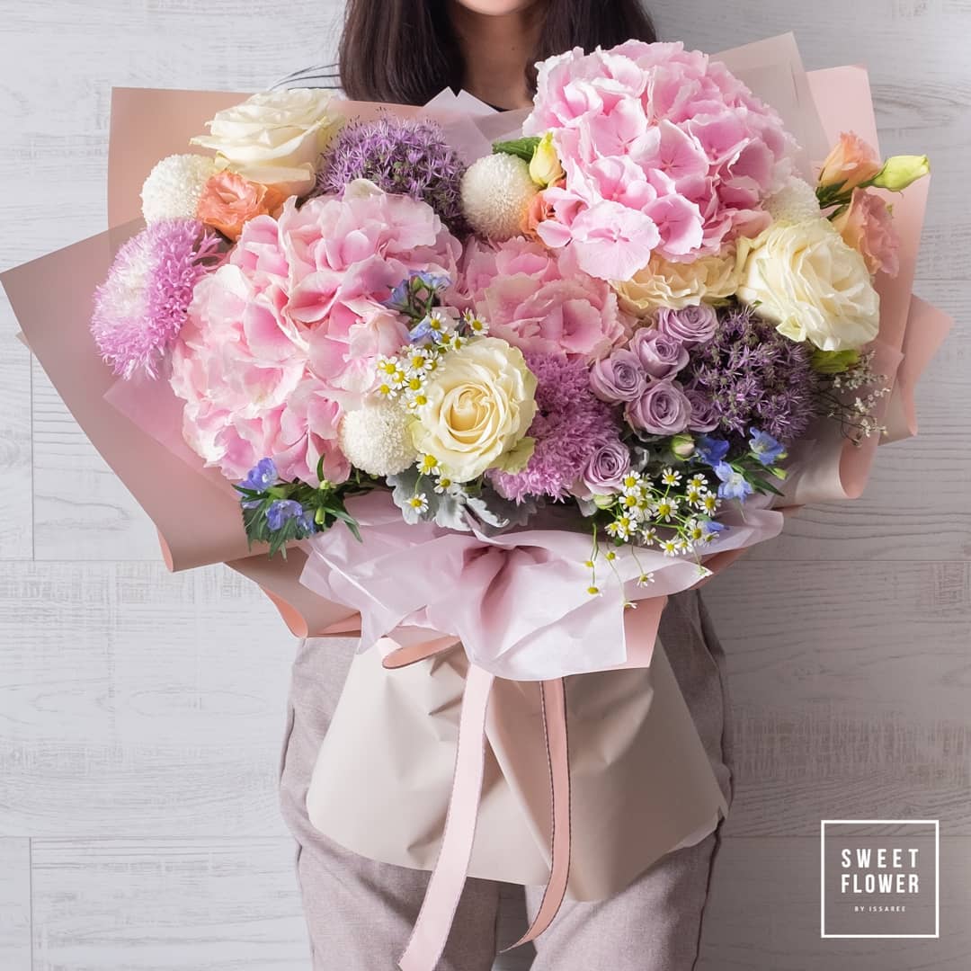 ช่อ พาสเทล หวาน ดอกไม้หลัก พีโอนี่ กุหลาบ คาร์เนชั่น — ผลงานร้านดอกไม้ Sweetflower by Issaree — ภาพที่ 1 จาก 4