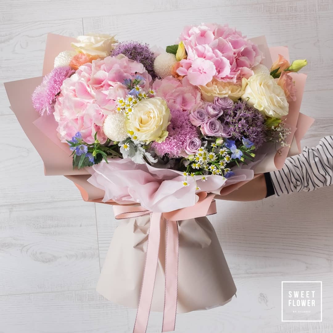 ช่อ พาสเทล หวาน ดอกไม้หลัก พีโอนี่ กุหลาบ คาร์เนชั่น — ผลงานร้านดอกไม้ Sweetflower by Issaree — ภาพที่ 2 จาก 4