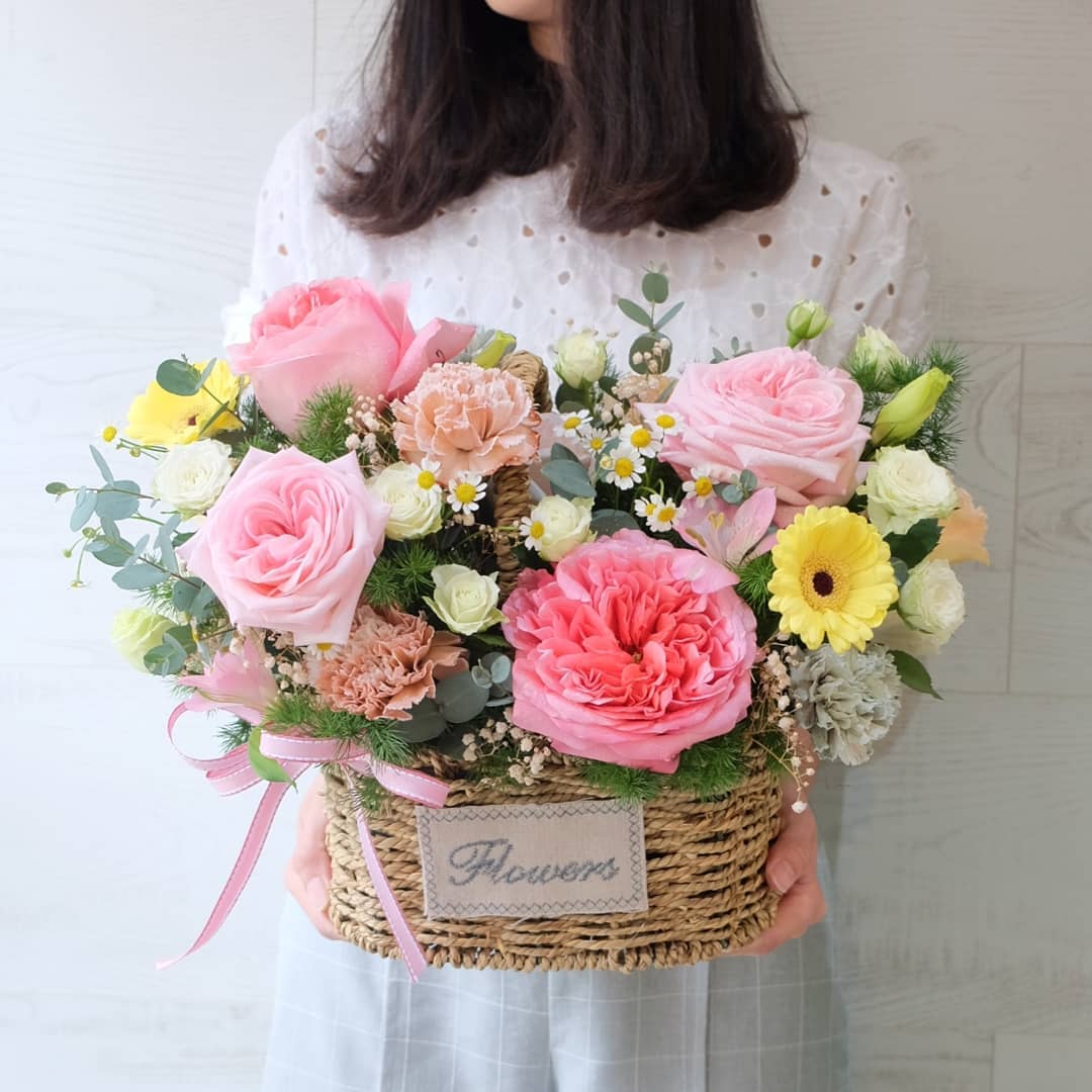 ตะกร้า พาสเทล หวาน ดอกไม้หลัก กุหลาบ คาร์เนชั่น เดซี่/มาร์กาเร็ต — ผลงานร้านดอกไม้ Sweetflower by Issaree — ภาพที่ 1 จาก 2