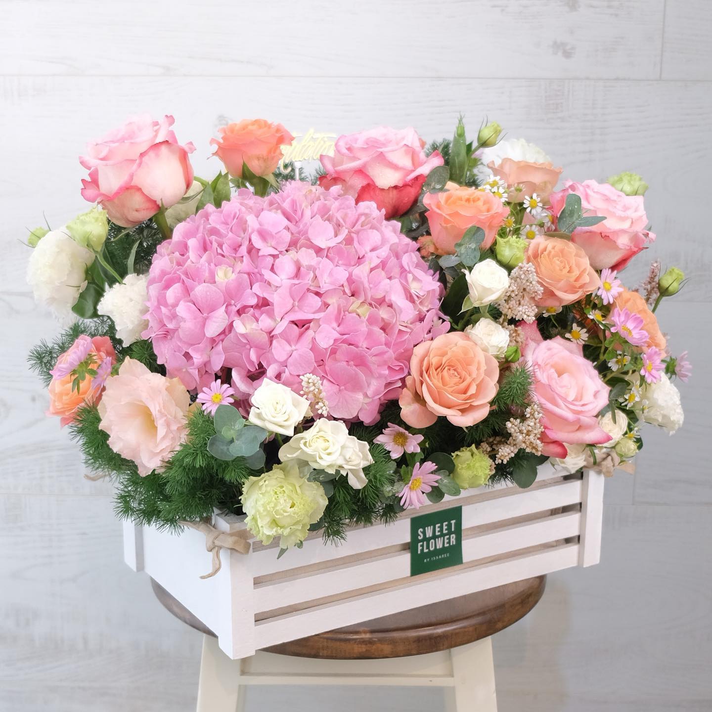 กล่อง พาสเทล หวาน ดอกไม้หลัก ไฮเดรนเยีย กุหลาบ คาร์เนชั่น — ผลงานร้านดอกไม้ Sweetflower by Issaree — ภาพที่ 1 จาก 5