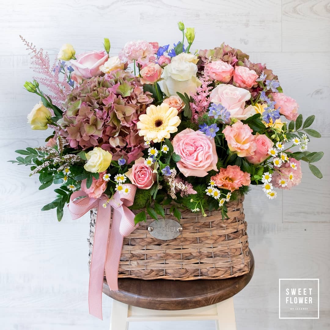 ตะกร้า พาสเทล หวาน ดอกไม้หลัก ไฮเดรนเยีย กุหลาบ คาร์เนชั่น — ผลงานร้านดอกไม้ Sweetflower by Issaree
