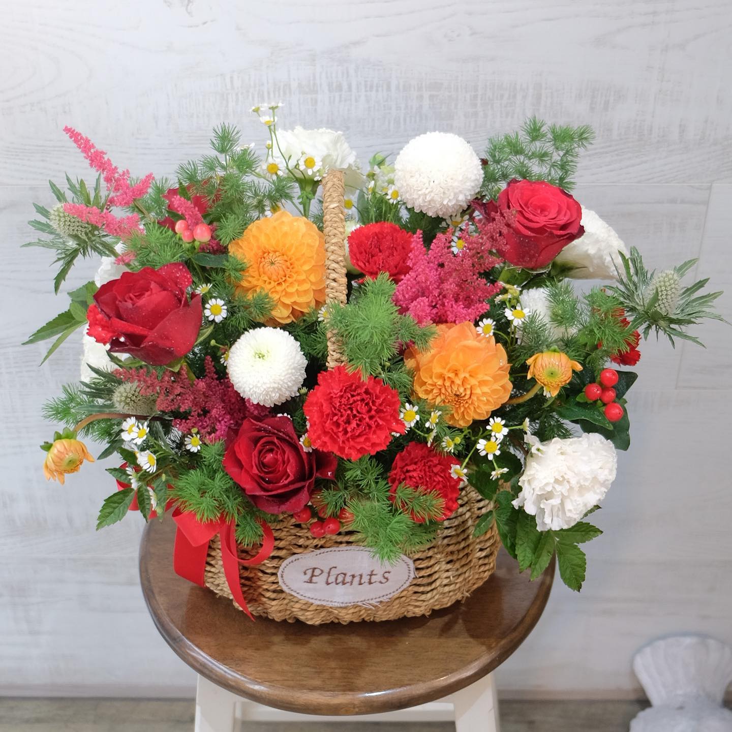 ตะกร้า หลากสี คลาสสิก ดอกไม้หลัก กุหลาบ คาร์เนชั่น เดซี่/มาร์กาเร็ต — ผลงานร้านดอกไม้ Sweetflower by Issaree