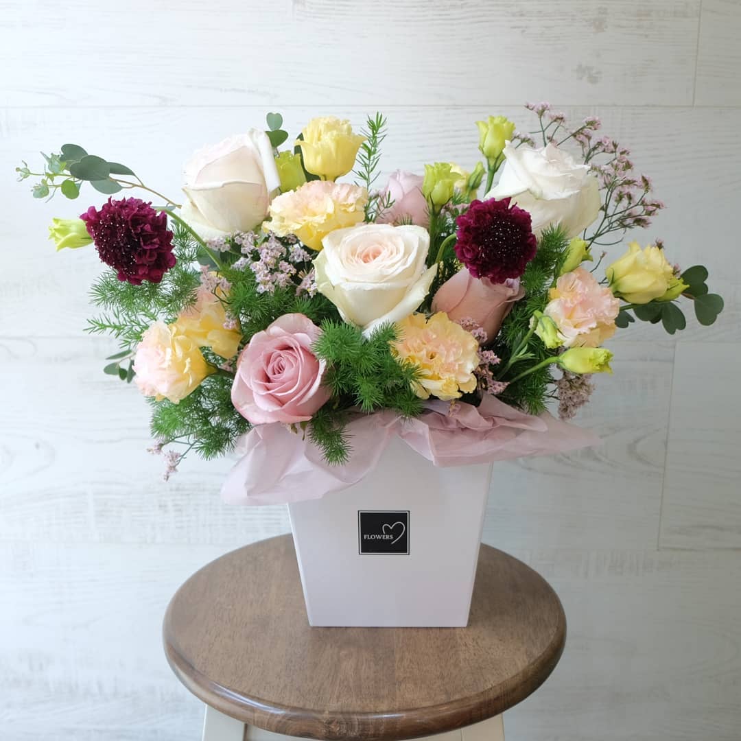 กล่อง หลากสี หวาน ดอกไม้หลัก กุหลาบ คาร์เนชั่น ทิวลิป — ผลงานร้านดอกไม้ Sweetflower by Issaree — ภาพที่ 1 จาก 4