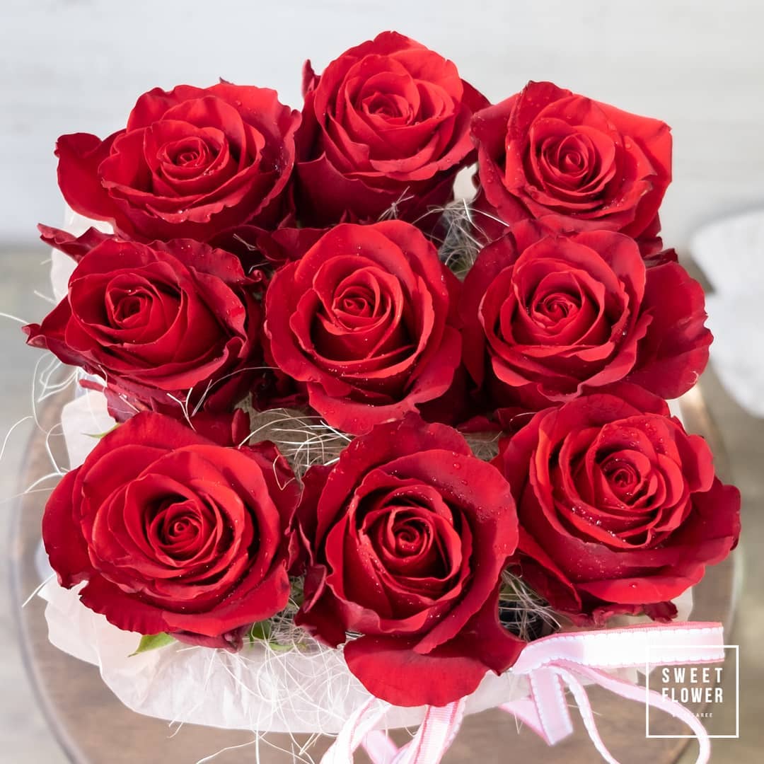 กล่อง แดงโรแมนติก คลาสสิก ดอกไม้หลัก กุหลาบ — ผลงานร้านดอกไม้ Sweetflower by Issaree