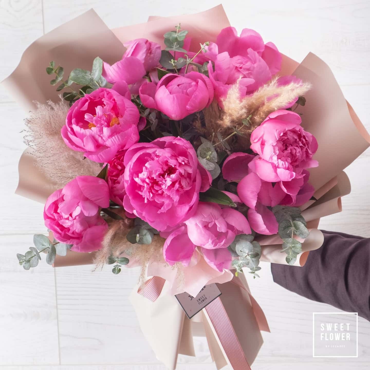 ช่อ แดงโรแมนติก หวาน ดอกไม้หลัก พีโอนี่ ยูคาลิปตัส/ใบไม้ — ผลงานร้านดอกไม้ Sweetflower by Issaree — ภาพที่ 1 จาก 2