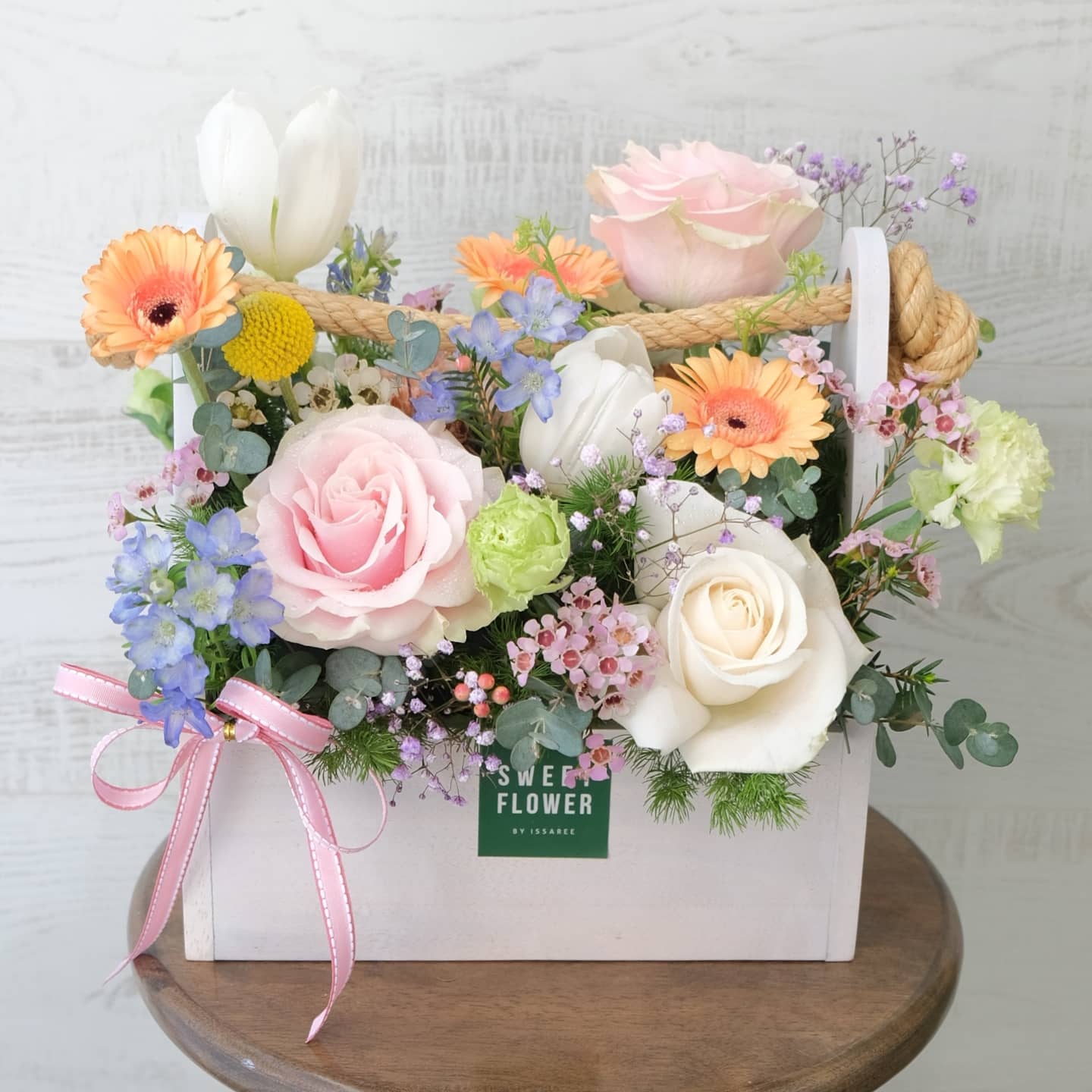 กล่อง หลากสี หวาน ดอกไม้หลัก กุหลาบ ทิวลิป คาร์เนชั่น — ผลงานร้านดอกไม้ Sweetflower by Issaree — ภาพที่ 1 จาก 2